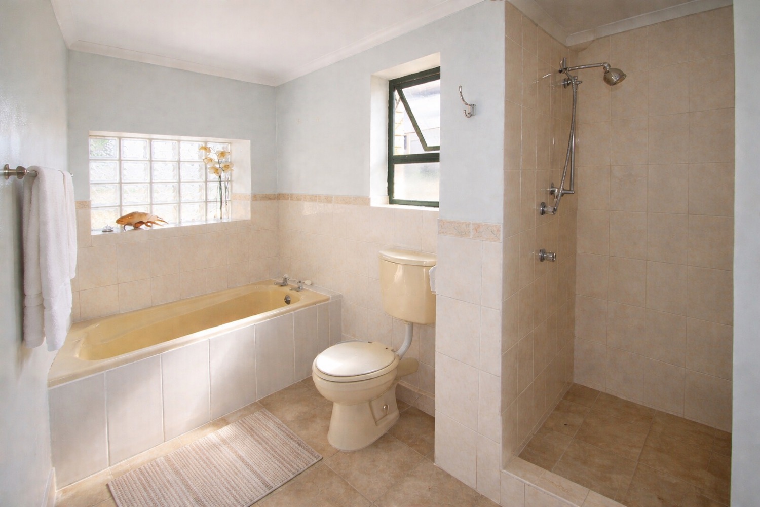A Room With A Seaview bathroom or room detail